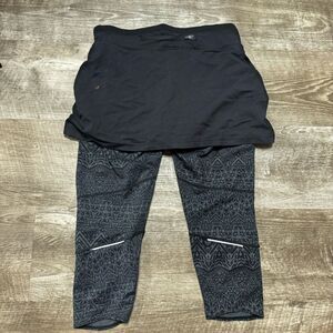 Athleta Contender 2-in-1 Capri Skirted Cropped Leggings Size Small